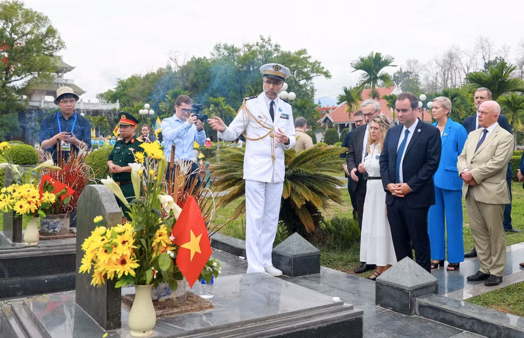 Bộ trưởng Quân đội Pháp Sebastien Lecornu cùng đoàn quan chức và cựu chiến binh Pháp thăm Nghĩa trang quốc gia A1. (Ảnh: VietnamNet)