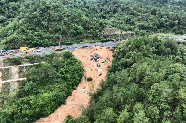 Hiện trường vụ sụt đường cao tốc ở tỉnh Quảng Đông. (Ảnh: Xinhua)