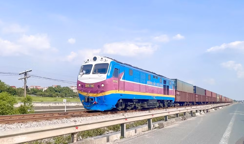 Đường sắt tiếp tục lỗ trong 6 tháng đầu năm, nhưng mức lỗ giảm đáng kể so với kế hoạch nhờ thị trường vận tải khách phục hồi và đẩy mạnh vận tải hàng hóa.