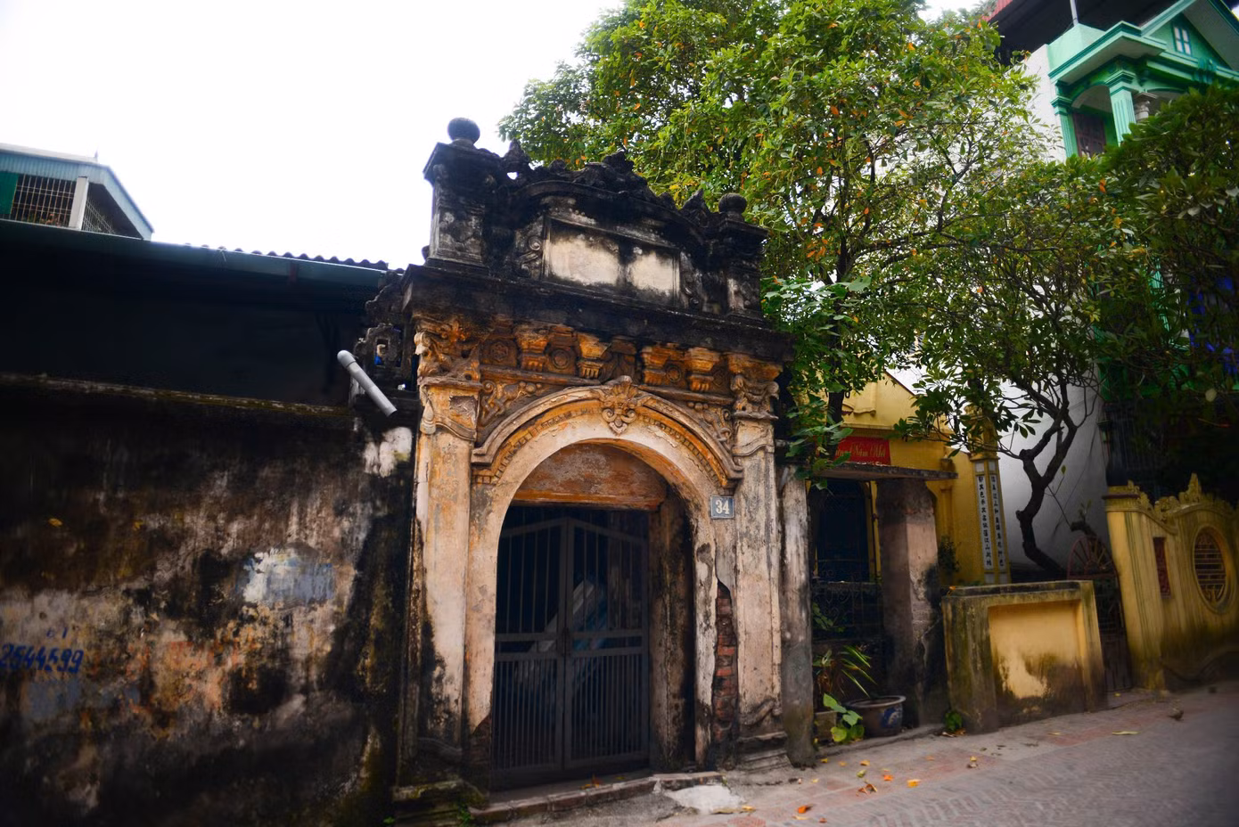 Hiện trong làng còn nhiều cổng mang hình dáng của ngòi bút, nghiên mực, thể hiện tinh thần hiếu học, tôn sư trọng đạo của người dân nơi đây.