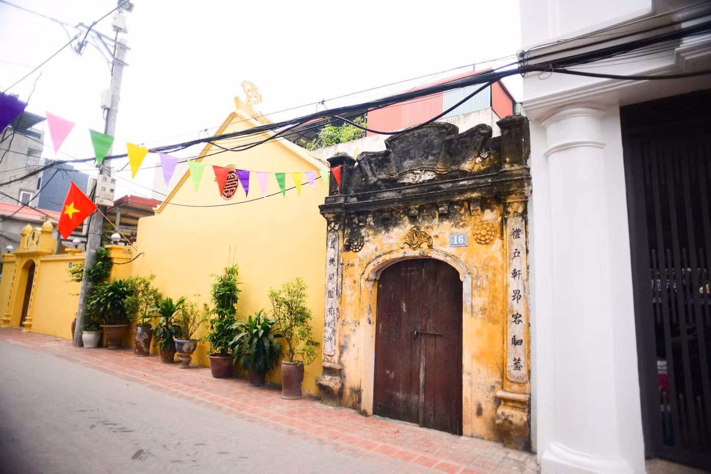 Làng Đông Ngạc còn hiện hữu nhiều ngôi nhà có tuổi đời lên tới hàng trăm năm. Những cánh cổng gỗ, những nếp nhà rêu phong, những con đường gạch trong một không gian yên bình.