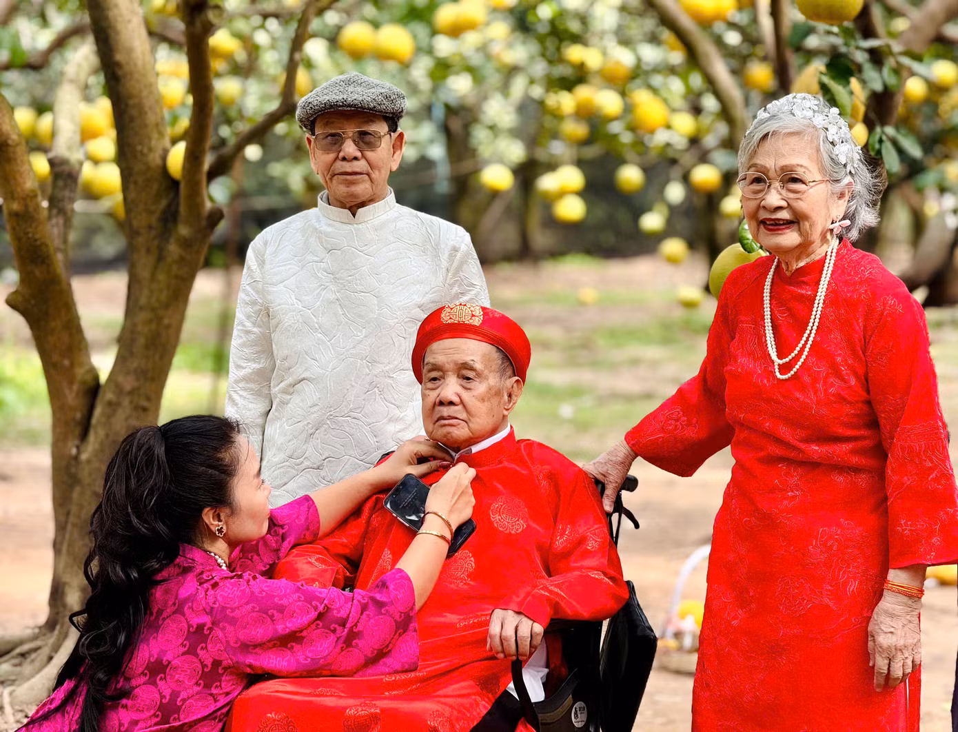Nhiều gia đình cũng lựa chọn khung cảnh tuyệt đẹp nơi đây để lưu giữ khoảnh khắc trọng đại cho cả đại gia đình trong dịp kỷ niệm quan trọng.