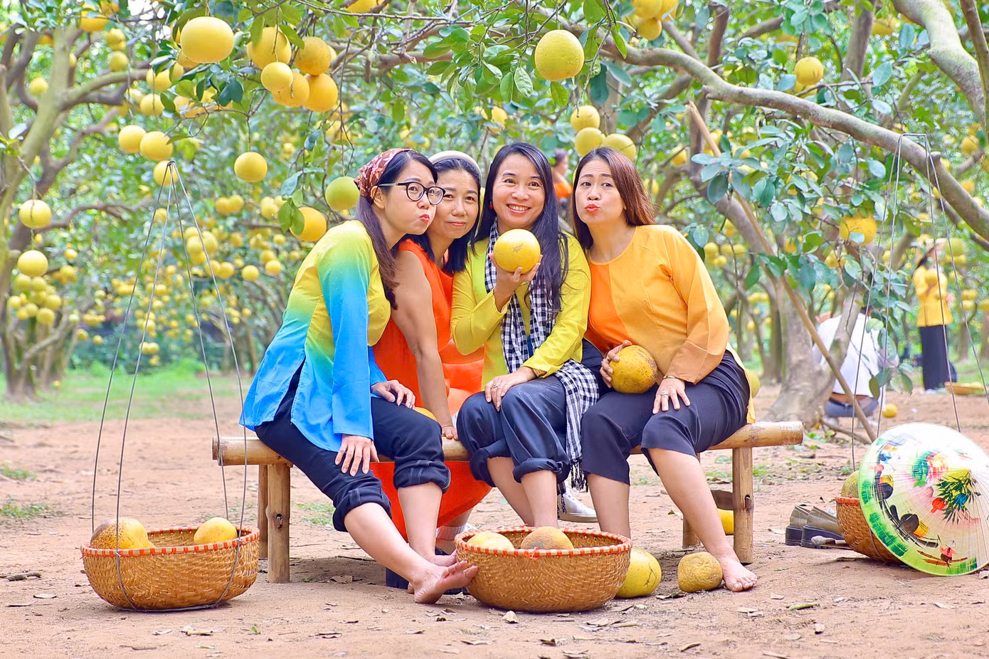 Để có những bức ảnh đẹp nhất tại vườn bưởi, nhiều nhóm bạn còn kỳ công đầu tư trang điểm và thuê nhiếp ảnh gia chuyên nghiệp đi cùng. Nhà vườn cũng có sẵn dịch vụ cho thuê trang phục, đạo cụ để phục vụ nhu cầu chụp ảnh của du khách tại đây,