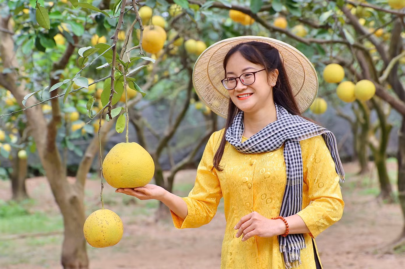 Để có những bức ảnh đẹp nhất tại vườn bưởi, nhiều nhóm bạn còn kỳ công đầu tư trang điểm và thuê nhiếp ảnh gia chuyên nghiệp đi cùng. Nhà vườn cũng có sẵn dịch vụ cho thuê trang phục, đạo cụ để phục vụ nhu cầu chụp ảnh của du khách tại đây,