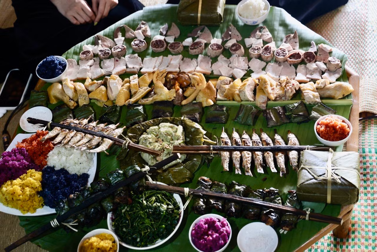 Trong mâm tết “cỗ lá” cũng không thể thiếu được món cuốn gồm trứng và giò lợn thái lát mỏng, cùng rau thơm, hành lá. Đây là món mang đặc trưng ẩm thực Mường nhất trong cỗ lá.