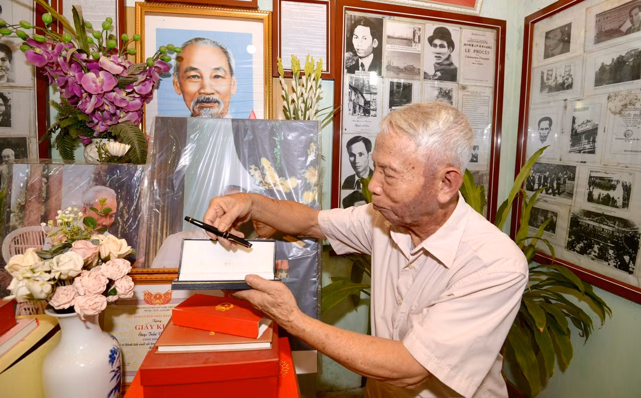 Câu chuyện sưu tập ảnh Bác Hồ của ông Trần văn Cao (89 tuổi), xã Đại Yên, (huyện Chương Mỹ, TP Hà Nội) bắt nguồn từ năm 1964, khi ông đang còn là thực tập sinh tại Khu Gang thép Thái Nguyên. Năm đó Bác về thăm Khu gang thép, được gặp Bác và nghe những lời giáo huấn của Bác với cán bộ, công nhân khu gang thép về tôi luyện tinh thần cách mạng...