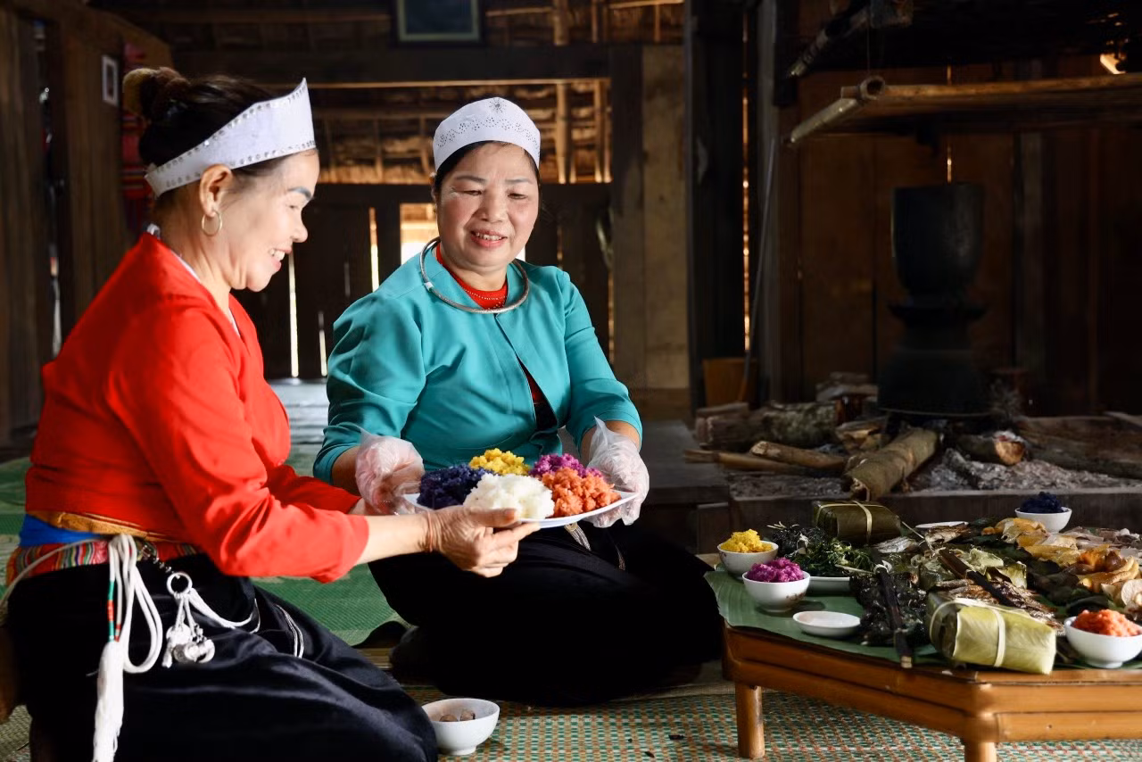 Ngoài các món thịt là món măng luộc và các loại rau sống. “Cỗ lá” cũng không thể thiếu xôi. Xôi trắng tượng trưng cho tinh hoa của đất và rừng xứ Mường. Xôi nếp gạo nương được đồ chín tới, gói vuông vức trong tàu lá chuối đã hơ lửa cho mềm, xôi vừa thơm vừa dẻo.