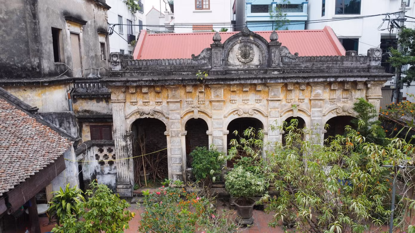 Làng Đông Ngạc là một trong số ít những ngôi làng được vinh dự biết đến với cái tên làng khoa bảng (làng tiến sĩ). Xuyên suốt chiều dài lịch sử, làng Đông Ngạc có rất nhiều những người trí thức học rộng tài cao.