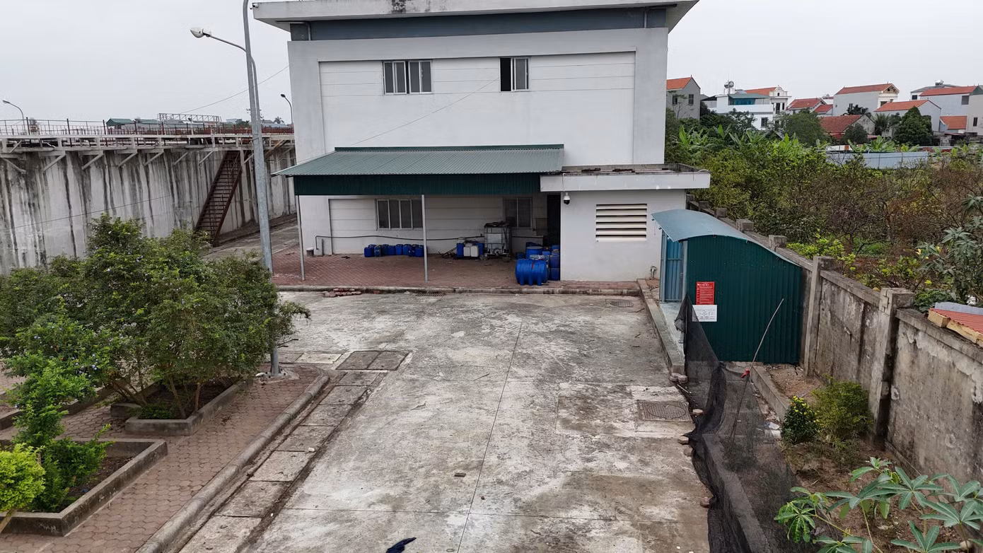 Theo quan sát của PV Tiền Phong, nhiều hạng mục của nhà máy vẫn chưa hoàn thiện, một số thiết bị đã có dấu hiệu rỉ sét, xuống cấp, có nguy cơ ảnh hưởng tới chất lượng công trình. Theo quan sát của PV Tiền Phong, nhiều hạng mục của nhà máy vẫn chưa hoàn thiện, một số thiết bị đã có dấu hiệu rỉ sét, xuống cấp, có nguy cơ ảnh hưởng tới chất lượng công trình.