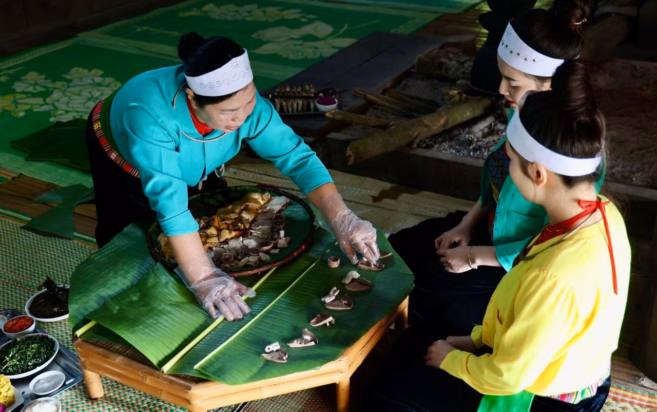Theo quan niệm của người Mường thì phần ngọn và mép lá tượng trưng cho Mường Sáng - của người sống, phần gốc lá và mang lá tượng trưng cho Mường Tối - Mường ma, của người chết. Chính vì thế, khi dùng lá chuối bày cỗ, người Mường cũng có quy tắc phân biệt: Người vào, ma ra - tức là khi dọn cỗ cho người sống, phần ngọn lá hướng vào trong, còn khi bày cỗ cúng ma thì làm ngược lại.