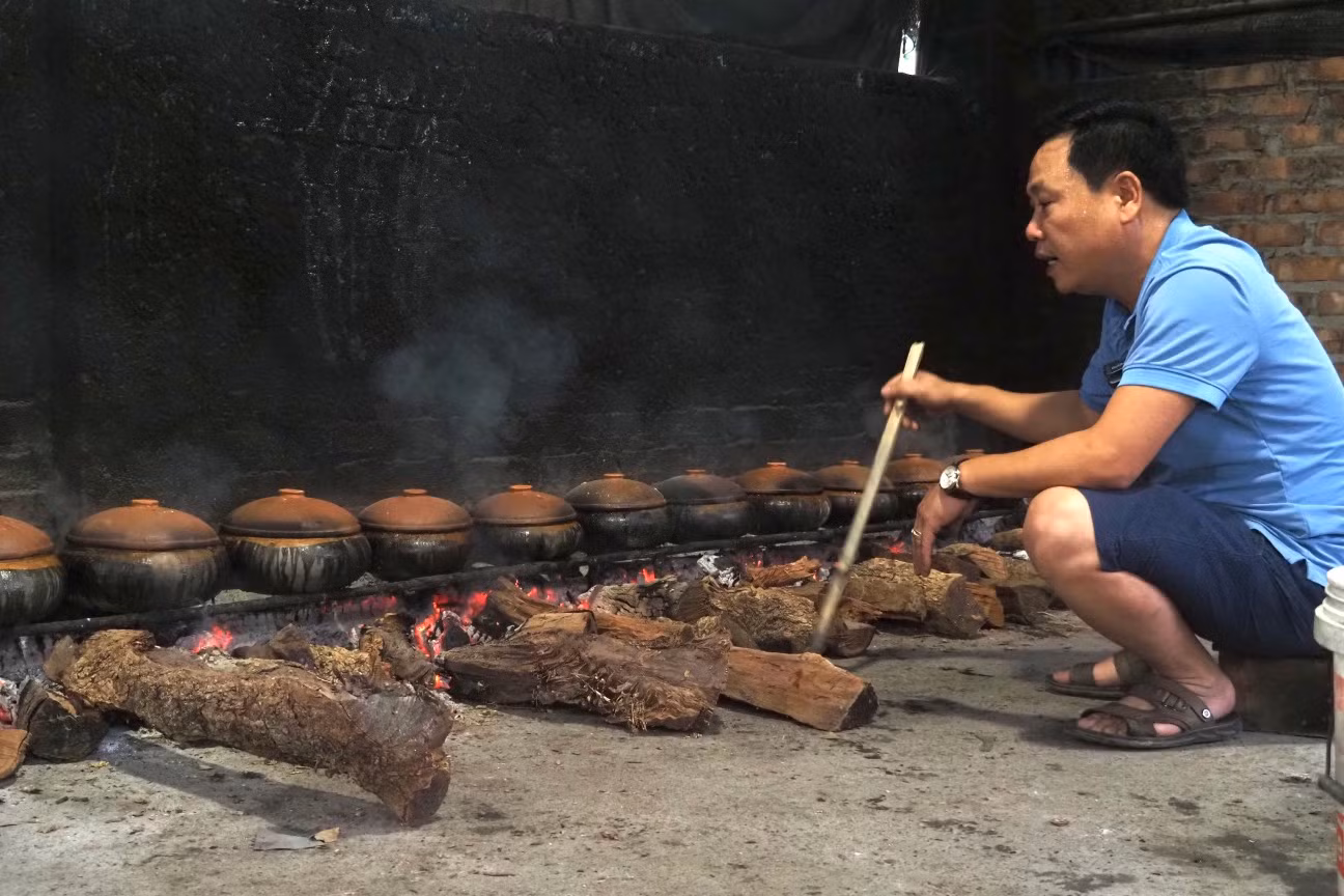 “Trung bình mỗi tháng ngày thường gia đình tôi chỉ kho khoảng vài chục niêu, còn vào dịp lễ Tết thì kho hàng trăm niêu mỗi ngày. Nhà tôi làm lâu năm nên có một lượng khách quen khá lớn, nên vào dịp cận Tết, đơn hàng đặt tăng cao, các thành viên trong gia đình thay nhau kho cá thâu đêm mới đáp ứng kịp những đơn hàng đã đặt", anh Toản - chủ một cơ sở kho cá ở Lý Nhân, Hà Nam - chia sẻ.