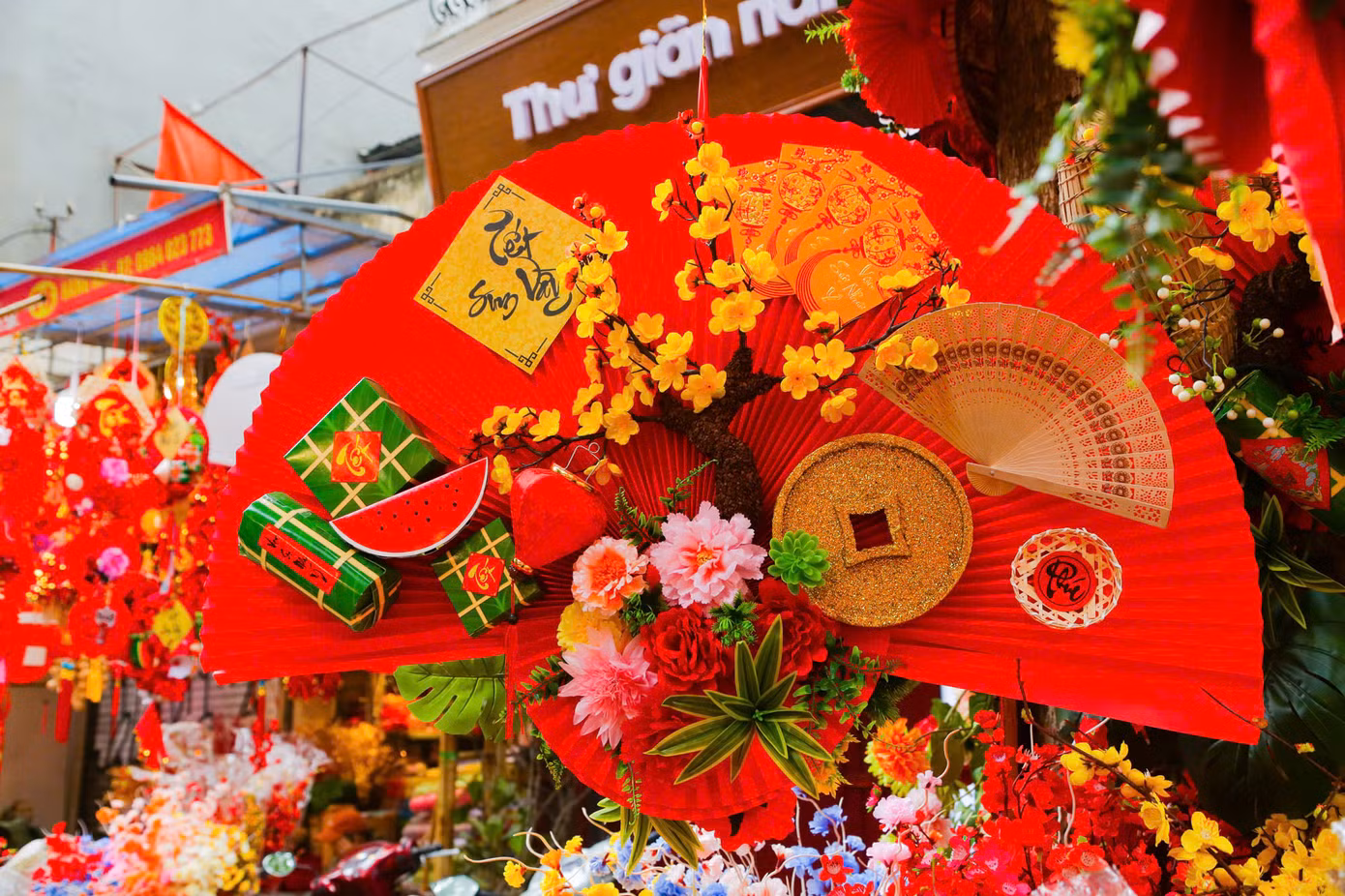 Lời chúc, câu đối đỏ, bánh chưng xanh là những món đồ trang trí không thể thiếu trong ngày Tết cũng được bày bán rất nhiều tại đây.