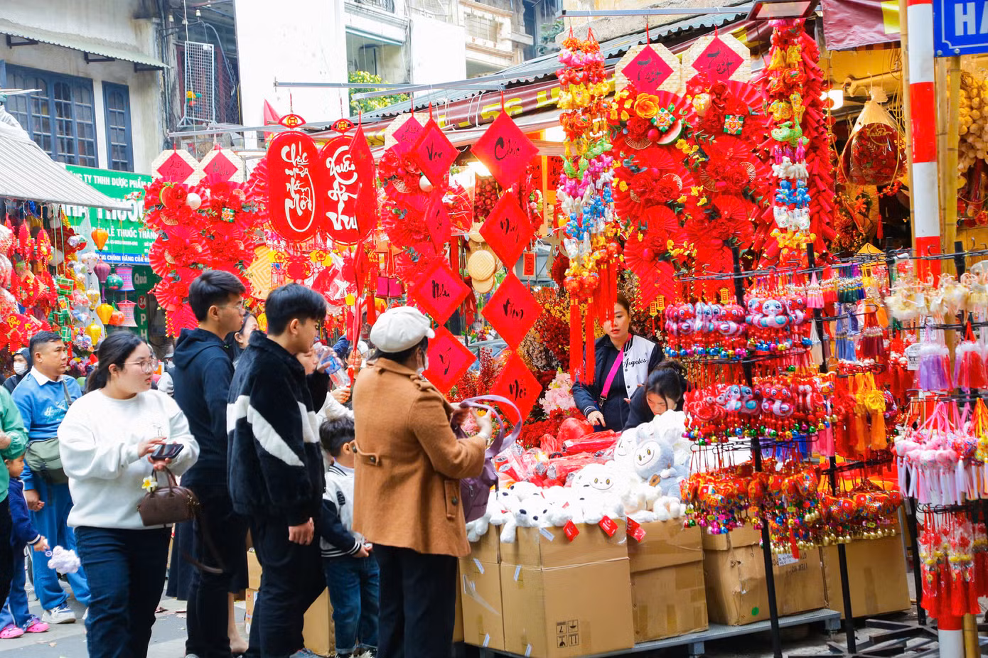 Lời chúc, câu đối đỏ, bánh chưng xanh là những món đồ trang trí không thể thiếu trong ngày Tết cũng được bày bán rất nhiều tại đây.