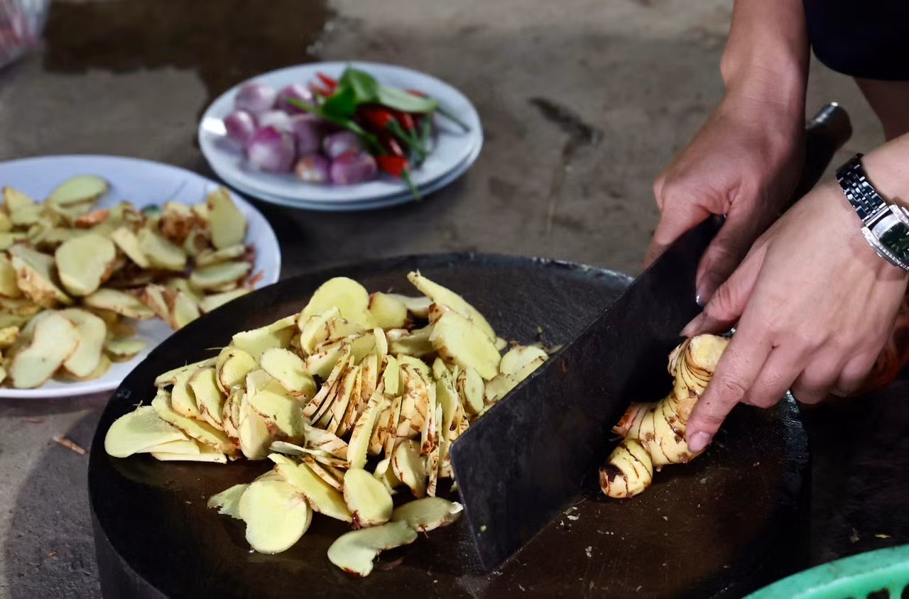 Cá để kho phải là cá trắm đen, có trọng lượng trên 4-8 kg. Cá sau khi được làm sạch, bỏ đầu và đuôi, chỉ lấy khúc giữa, cắt thành từng khúc vừa ăn, để ráo nước rồi đem ướp với những gia vị như riềng củ, gừng, ớt, chanh, hành củ, muối hạt, đường và nước dùng gia truyền.