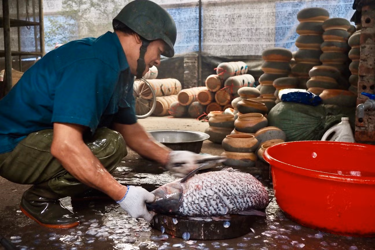 Cá để kho phải là cá trắm đen, có trọng lượng trên 4-8 kg. Cá sau khi được làm sạch, bỏ đầu và đuôi, chỉ lấy khúc giữa, cắt thành từng khúc vừa ăn, để ráo nước rồi đem ướp với những gia vị như riềng củ, gừng, ớt, chanh, hành củ, muối hạt, đường và nước dùng gia truyền.