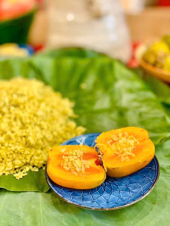 Mùa thu Hà Nội luôn là mùa được yêu thích nhất trong năm không chỉ bởi không khí mát mẻ, dễ chịu mà còn bởi nhiều đặc sản quen thuộc không thể bỏ lỡ. Sấu, hồng, xôi cốm luôn là thức quà được người dân yêu thích mỗi dịp thu về để nhâm nhi thưởng thức trọn vẹn mùa thu Hà Nội.