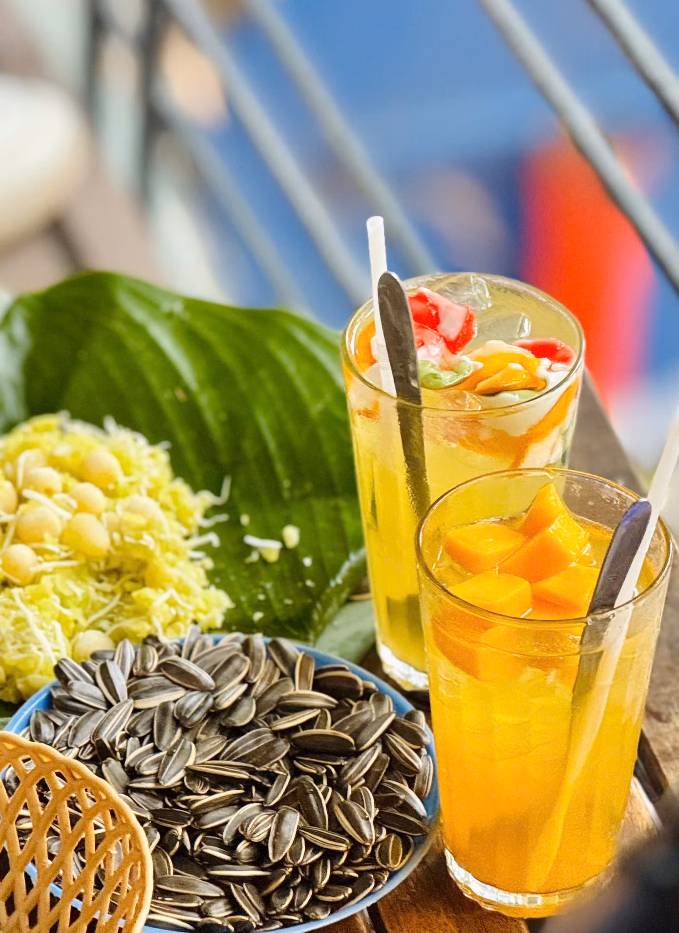 Mùa thu Hà Nội luôn là mùa được yêu thích nhất trong năm không chỉ bởi không khí mát mẻ, dễ chịu mà còn bởi nhiều đặc sản quen thuộc không thể bỏ lỡ. Sấu, hồng, xôi cốm luôn là thức quà được người dân yêu thích mỗi dịp thu về để nhâm nhi thưởng thức trọn vẹn mùa thu Hà Nội.