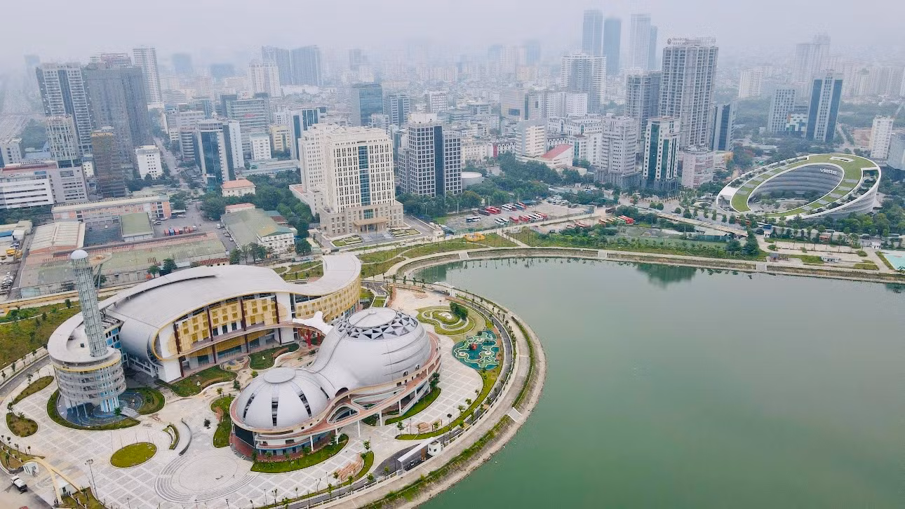 Nằm trong phạm vi công viên, Cung Thiếu nhi Hà Nội dự kiến đưa vào sử dụng từ tháng 7/2024. Công trình được thiết kế kiến trúc hiện đại, gần gũi với thiên nhiên, sử dụng nhiều thiết bị tự động thông minh. Công trình bao gồm các hạng mục: Nhà hát 800 chỗ; rạp chiếu phim 200 chỗ; nhà thi đấu 500 chỗ; bể bơi 10 làn; nhà học và thư viện, tháp thiên văn...