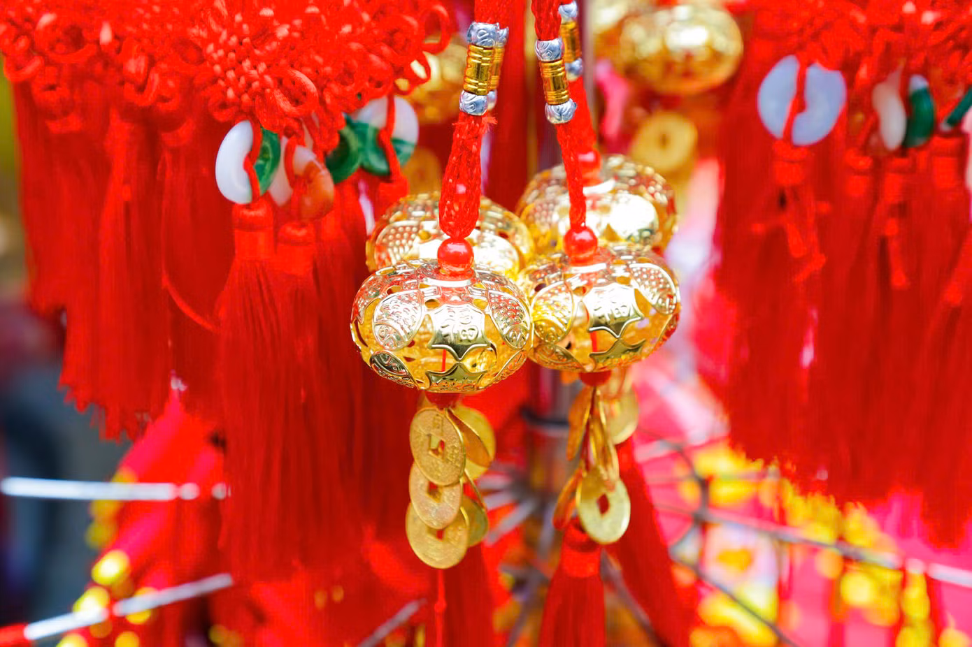 Pháo dây, hoa giấy, lục lạc vàng được làm cầu kỳ, bắt mắt.