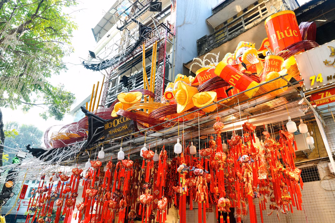Các cửa hàng bày bán đa dạng đồ trang trí Tết như cành đào, pháo dây, bao lì xì, đèn lồng, câu đối...