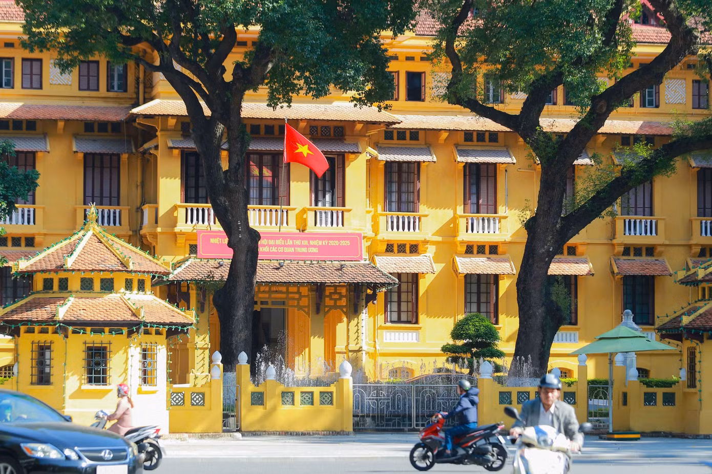 Thu về chính là dịp để Hà Nội thay áo mới, được bao phủ bởi màu vàng mộng mơ của tia nắng và lá cây kết hợp với mùi hương hoa sữa thoáng qua đã khiến lòng người xao xuyến, khó quên.