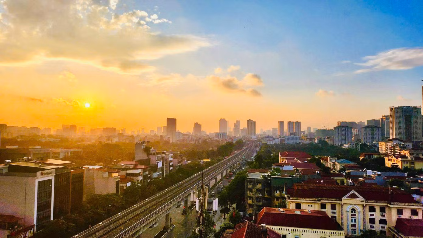 Mỗi mùa trong năm, Hà Nội lại mang một vẻ đẹp riêng đầy hấp dẫn mộng mơ. Nhưng có lẽ mùa thu là mùa khiến nhiều người say đắm hơn cả bởi cảnh sắc trời thu đẹp đến nao lòng và có những thứ rất riêng mang đặc trưng của Hà Nội.