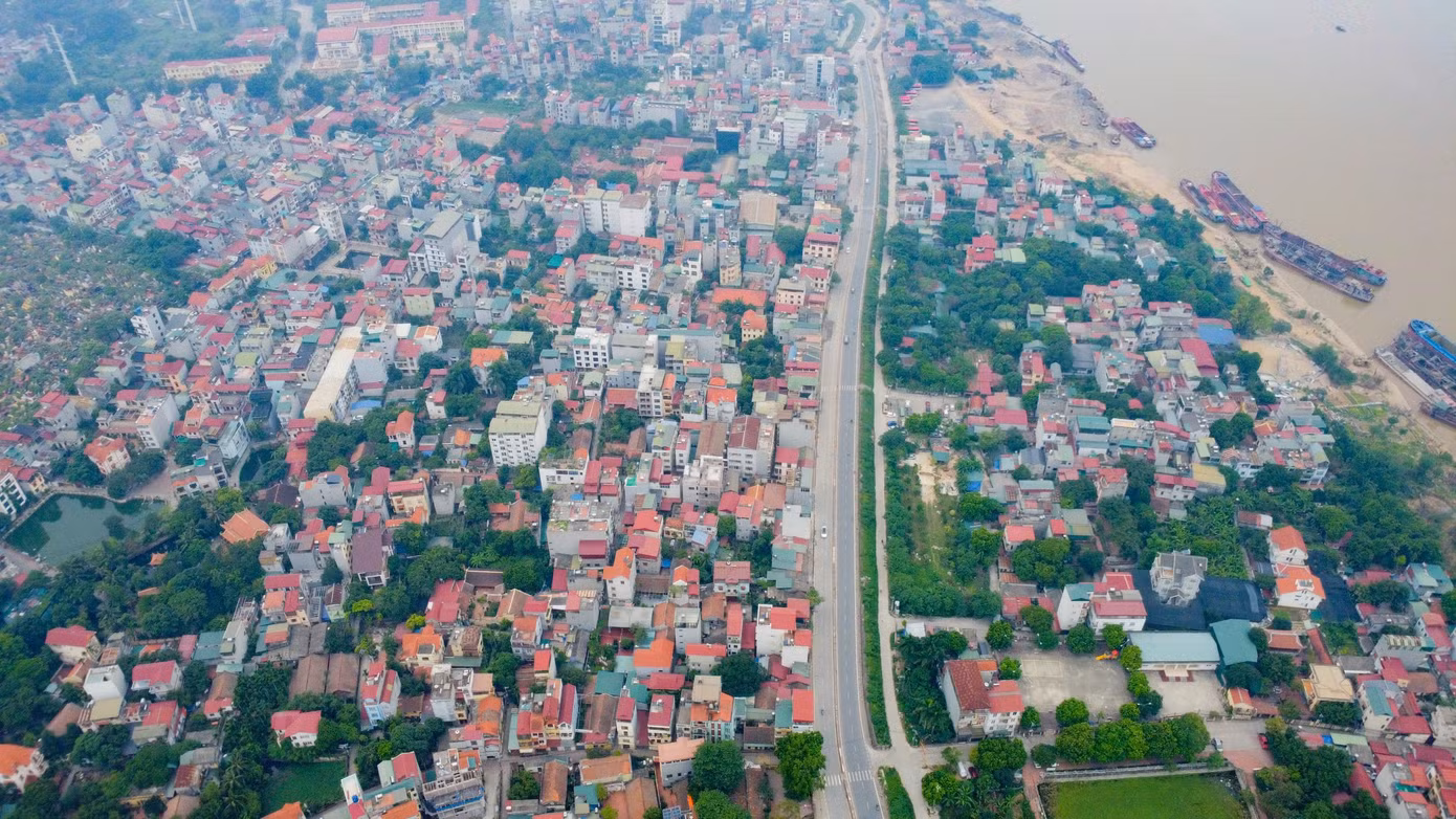 Trải qua niên đại hàng thế kỷ, tuy làng Đông Ngạc đã xuất hiện nhiều công trình nhà cửa hiện đại nhưng hình ảnh gợi hoài niệm xưa là các ngôi nhà cổ kính, gian bếp cũ, những ngõ nhỏ rợp bóng cây hay bức tường vàng rêu phong… vẫn được từng người dân làng gìn giữ và nâng niu..