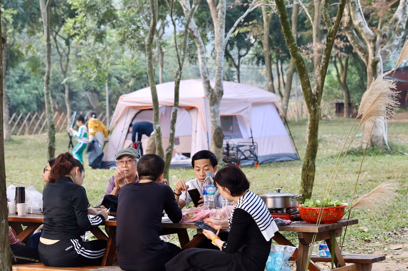 Hầu hết các gia đình đều trang bị đủ các dụng cụ cắm trại chuyên dụng như lều, bạt trải, bàn ghế xếp... đảm bảo cho 2-3 ngày ở trong rừng.