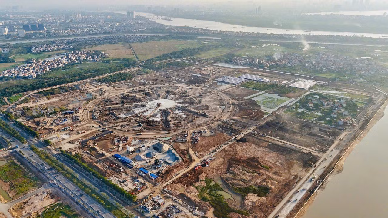Được khởi công vào ngày 30/8, Trung tâm hội chợ triển lãm quốc gia được đánh giá là công trình trọng điểm của Thủ đô. Dự án có tổng quy mô lên tới 90 ha, thuộc Top 10 trung tâm triển lãm lớn nhất thế giới.