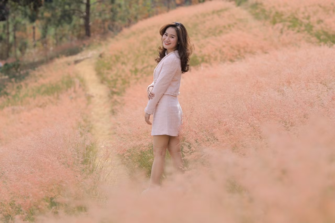 Mùa cỏ hồng ở cao nguyên Đà Lạt thu hút lượng lớn du khách ở khắp nơi trên cả nước tìm đến. Du khách thường tới đây từ sớm để ngắm bình minh, chụp ảnh với cỏ hồng.