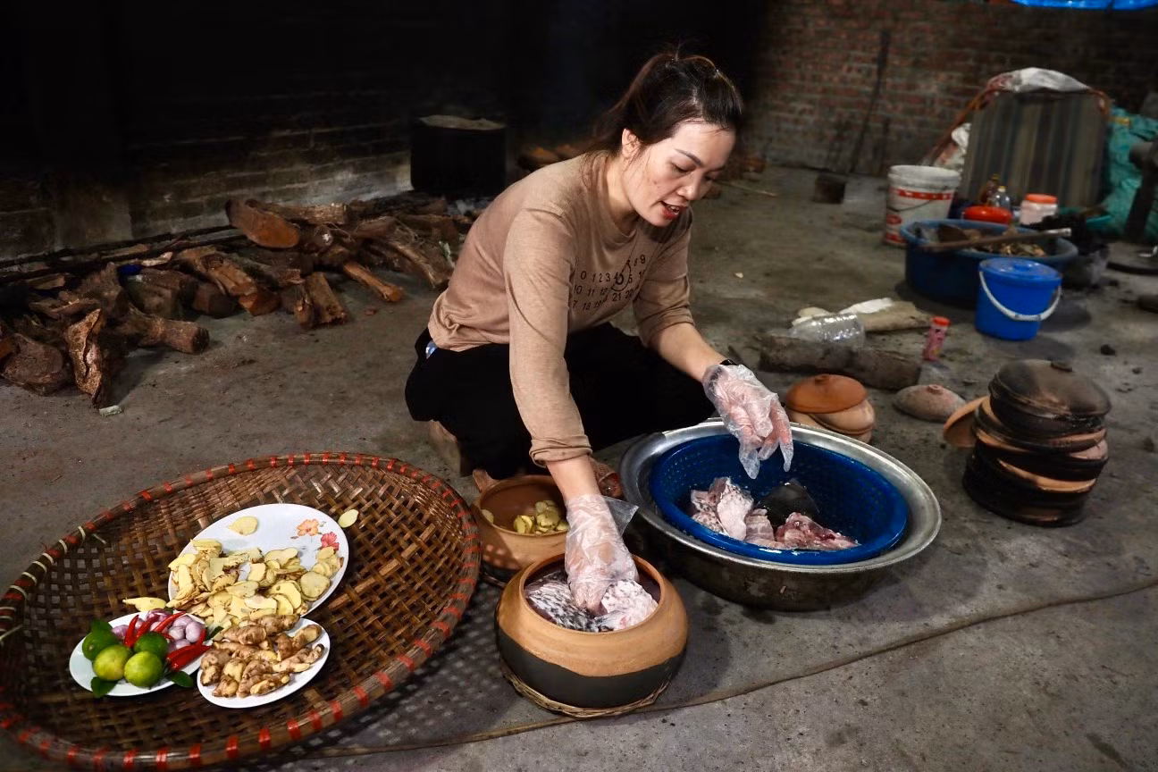 Cá để kho phải là cá trắm đen, có trọng lượng trên 4-8 kg. Cá sau khi được làm sạch, bỏ đầu và đuôi, chỉ lấy khúc giữa, cắt thành từng khúc vừa ăn, để ráo nước rồi đem ướp với những gia vị như riềng củ, gừng, ớt, chanh, hành củ, muối hạt, đường và nước dùng gia truyền.