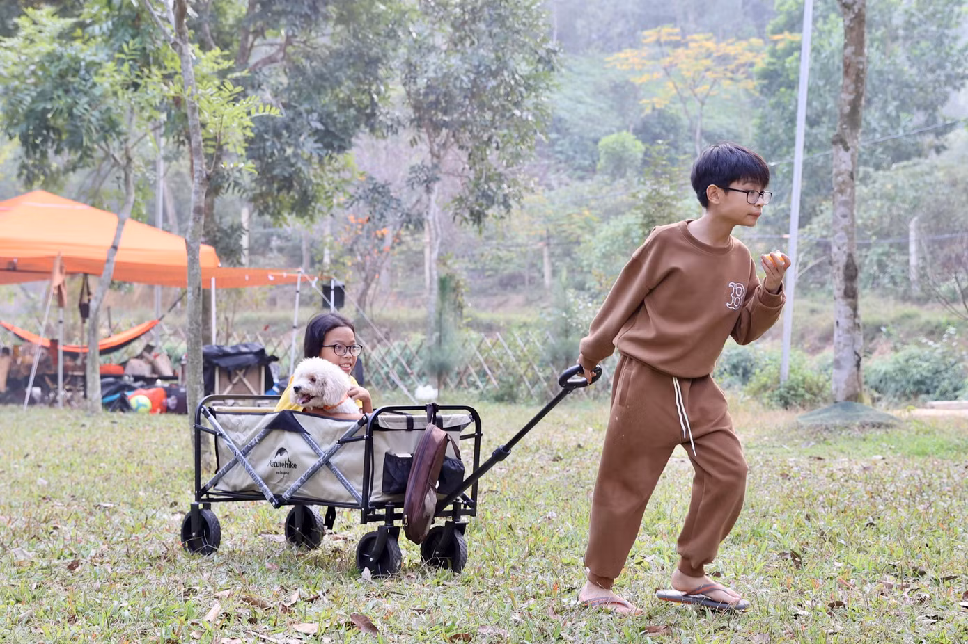 Tới đây, các bạn nhỏ được hòa mình vào với thiên nhiên...