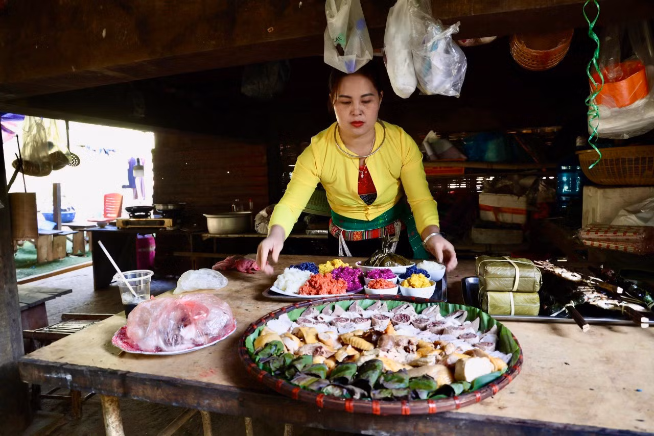 Trong mâm tết “cỗ lá” cũng không thể thiếu được món cuốn gồm trứng và giò lợn thái lát mỏng, cùng rau thơm, hành lá. Đây là món mang đặc trưng ẩm thực Mường nhất trong cỗ lá.