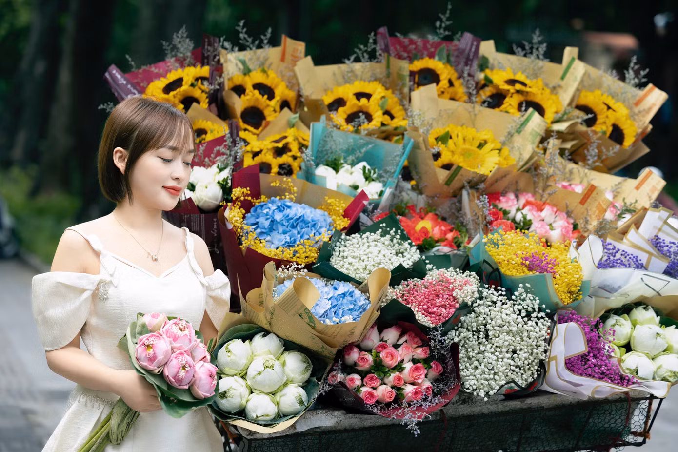 Thu Hà Nội còn được tô điểm bởi những xe bán hoa rong chở đầy cúc họa mi, hoa hướng dương, hoa đồng tiền… rong ruổi trên khắp phố phường được nhiều người săn đón lưu giữ trọn vẹn khoảnh khắc sắc thu tuyệt đẹp.
