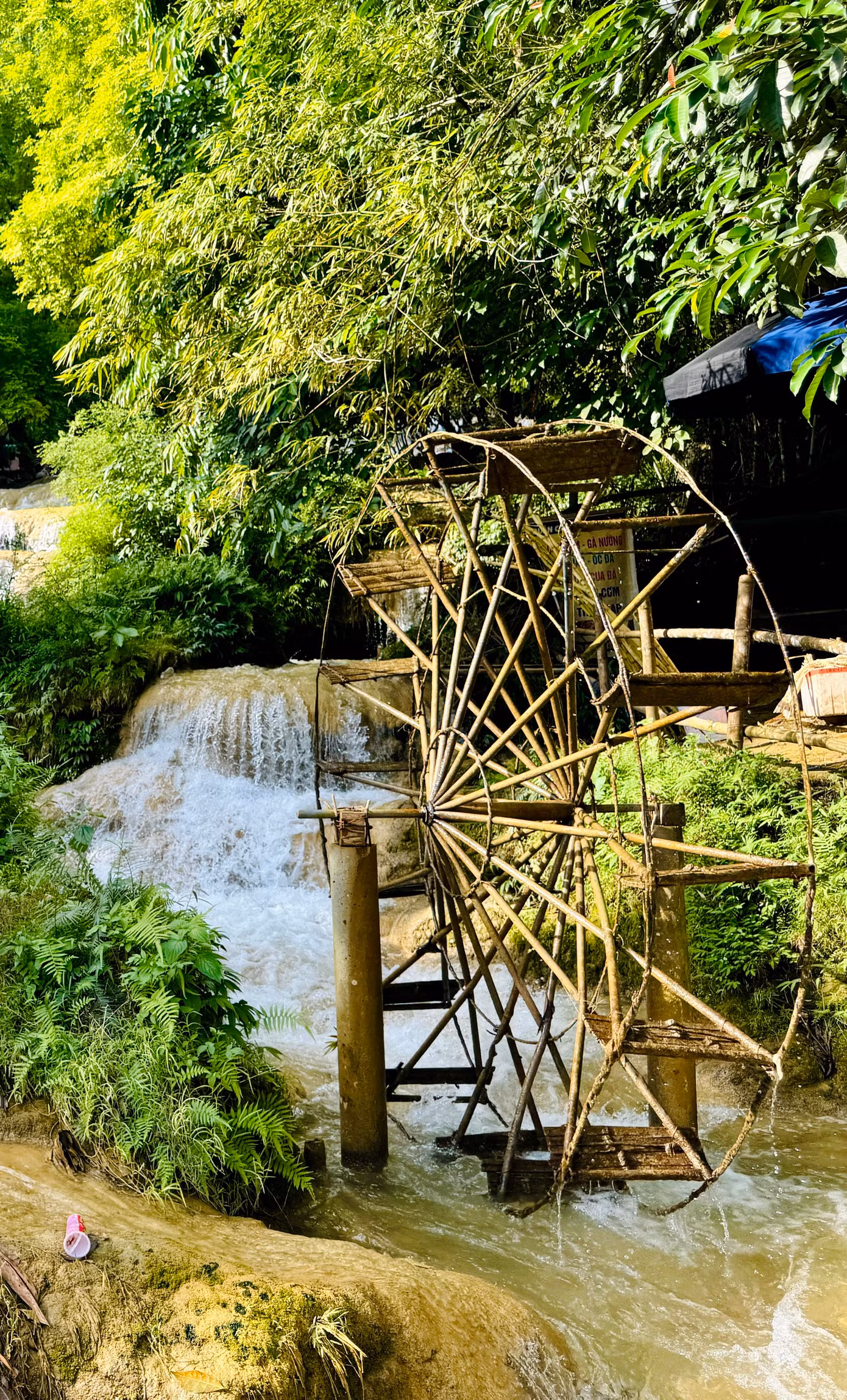 Từ độ cao khoảng trên 100 m đổ xuống, thác Mây (xã Thạch Lâm, Thạch Thành) hấp dẫn du khách bởi nét đẹp nguyên sơ, thấm đẫm hơi thở núi rừng.