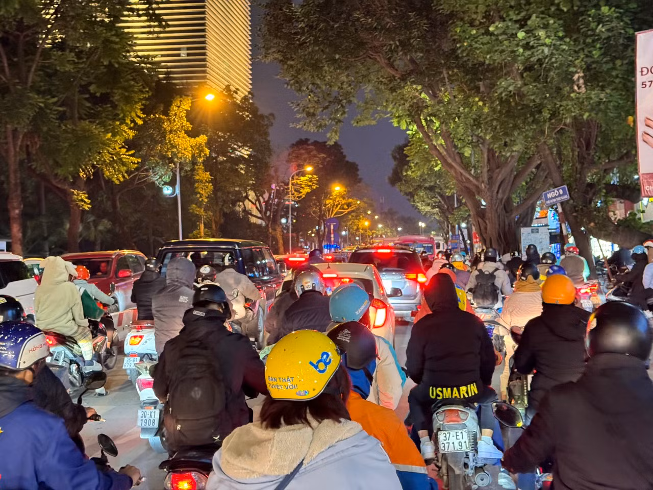 Dòng người cứ nối đuôi nhau ùn ùn đổ ra đường khiến áp lực giao thông vô cùng lớn, lực lượng chức năng căng mình điều tiết từ sáng đến tối để giải tỏa các điểm nóng.