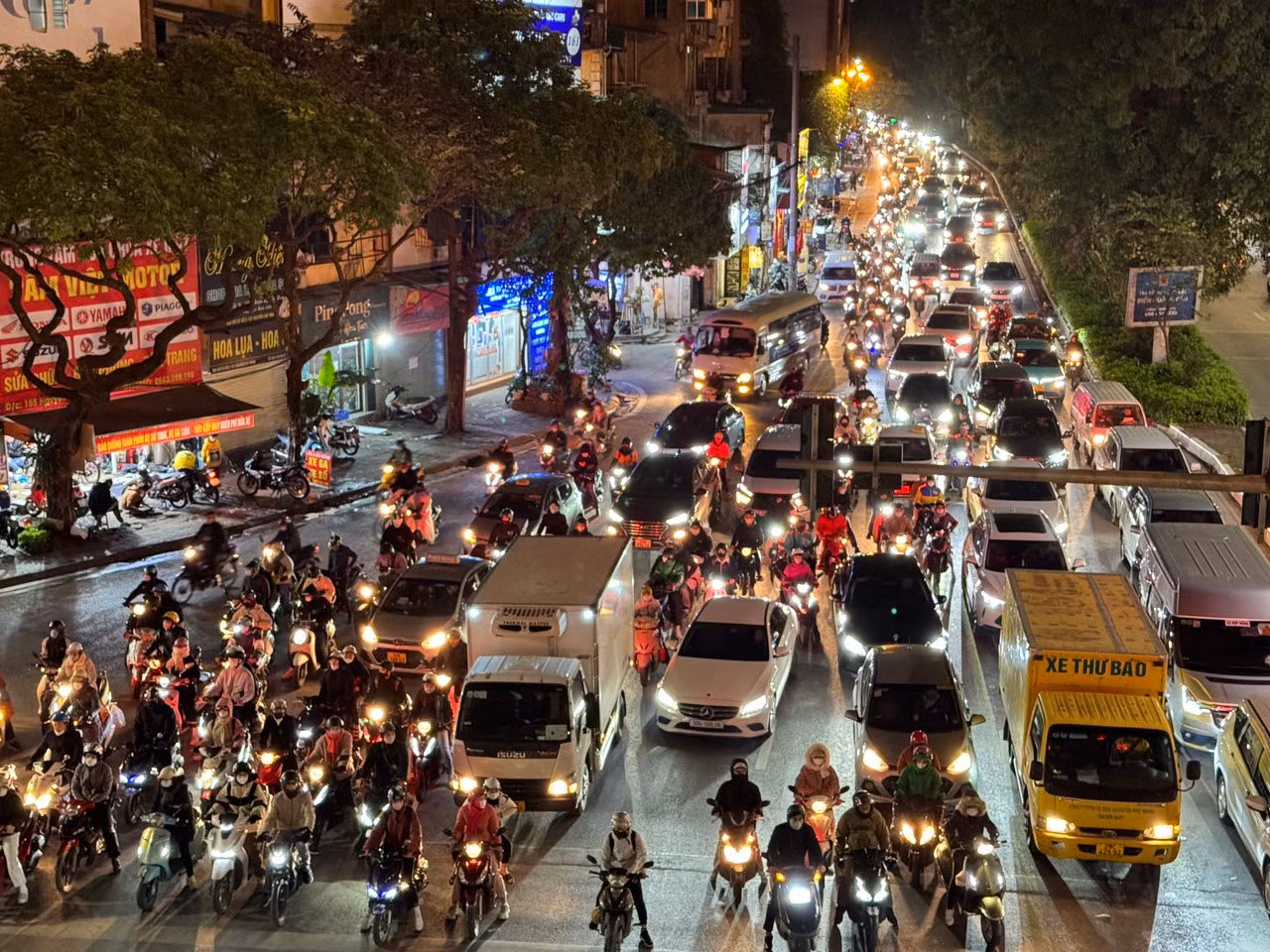 Dòng người cứ nối đuôi nhau ùn ùn đổ ra đường khiến áp lực giao thông vô cùng lớn, lực lượng chức năng căng mình điều tiết từ sáng đến tối để giải tỏa các điểm nóng.