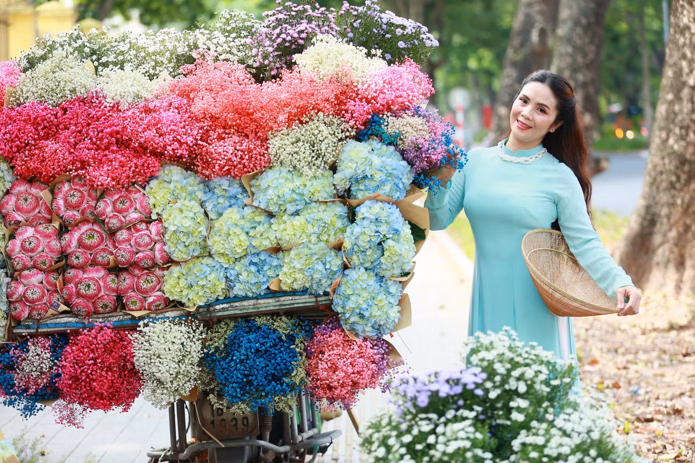 Thu Hà Nội còn được tô điểm bởi những xe bán hoa rong chở đầy cúc họa mi, hoa hướng dương, hoa đồng tiền… rong ruổi trên khắp phố phường được nhiều người săn đón lưu giữ trọn vẹn khoảnh khắc sắc thu tuyệt đẹp.