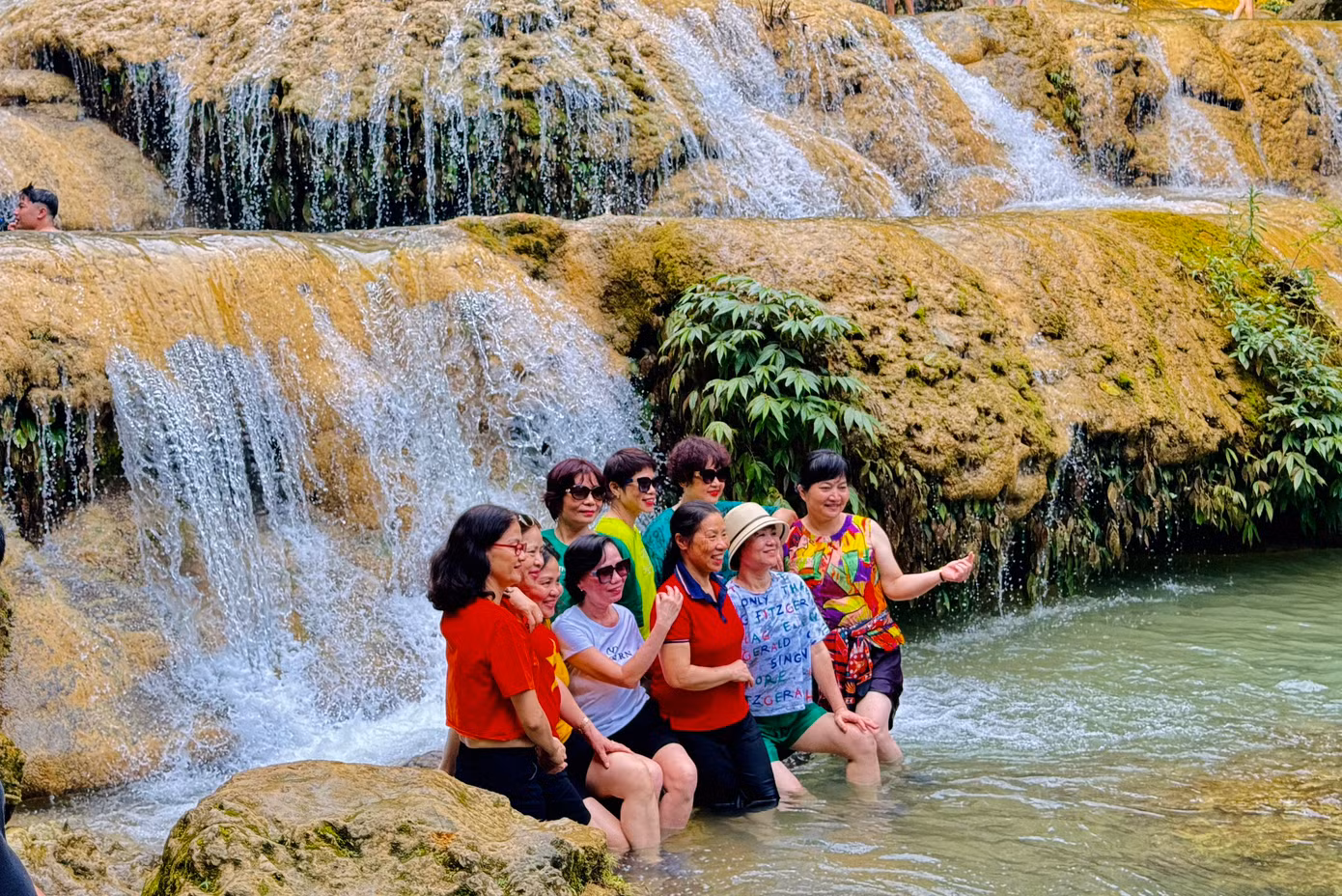 Dòng nước mát lành theo 9 bậc thác lớn, nối liền nhau chảy xuống tựa như những tầng mây bồng bềnh, mềm mại ở chốn bồng lai tiên cảnh. Đây cũng là một trong những nét độc đáo góp phần làm nên “thương hiệu” của thác Mây.