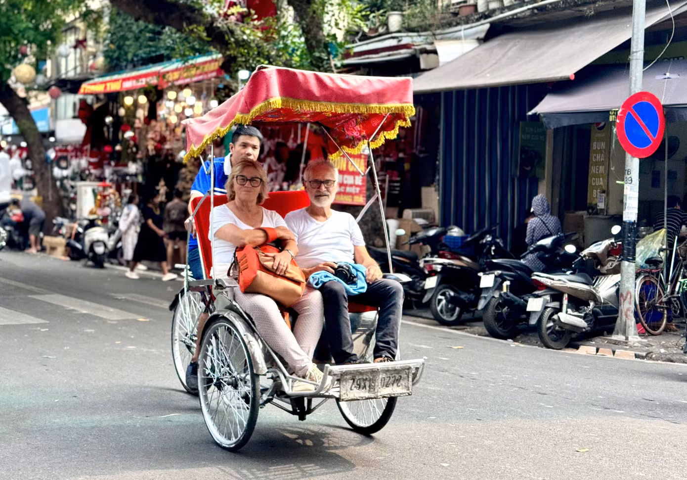 Phố Hàng Mã từ lâu đã trở thành địa điểm thu hút nhiều du khách nước ngoài ghé tham quan và mua sắm, chụp ảnh, khám phá thêm về nét đẹp văn hóa Việt Nam.
