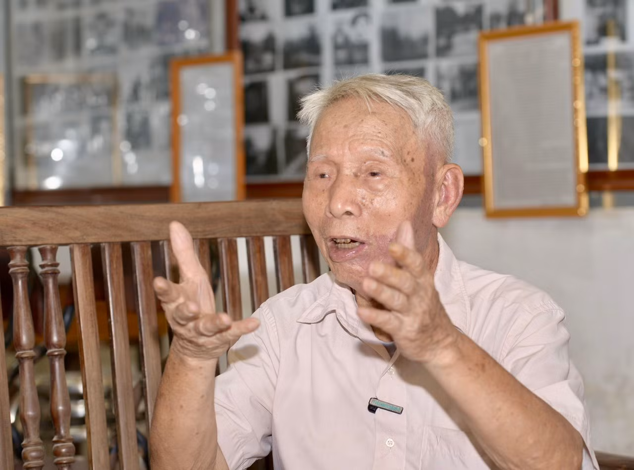 "Có được nguồn tư liệu ảnh đồ sộ và quý hiếm đó, tôi đi đến một số bảo tàng để học hỏi cách bố trí, trưng bày ảnh hợp lý. Đặc biệt, tôi sắp xếp ảnh theo trình tự thời gian, sự kiện để khách tham quan dễ hiểu, dễ nắm bắt thông tin về Bác". Ông Trần Văn Cao chia sẻ.
