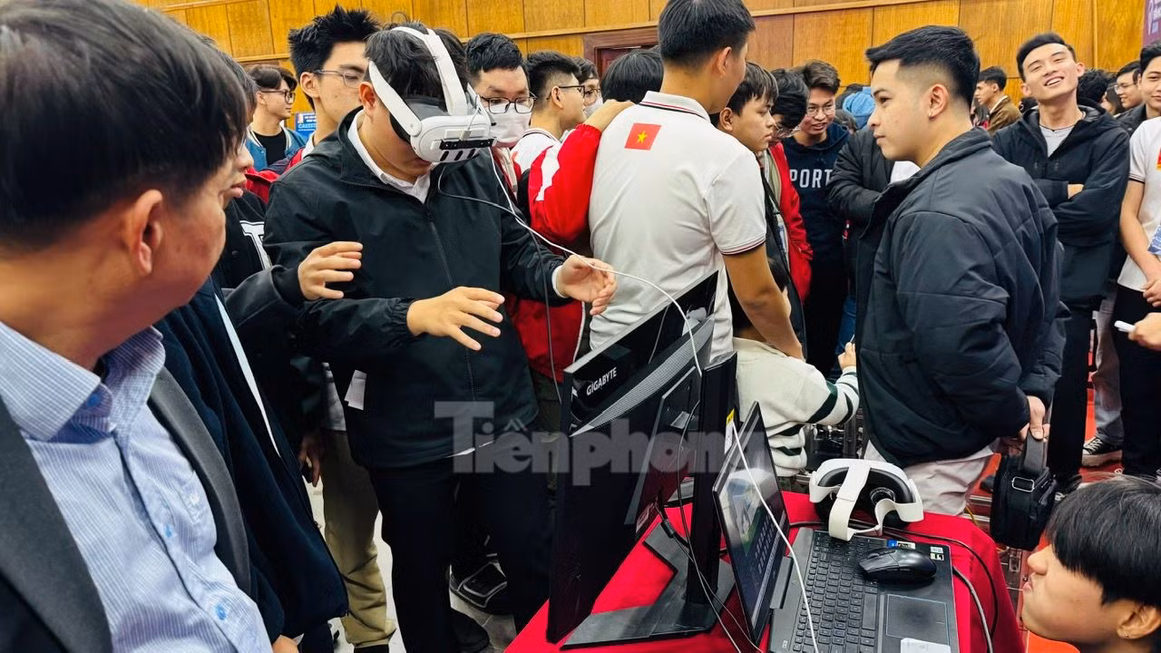 Trải nghiệm hệ thống phục hồi chức năng bằng cách sử dụng công nghệ thực tế ảo có xúc giác do nhóm DNA MECHATRONIC nghiên cứu. Ảnh: Nghiêm Huê