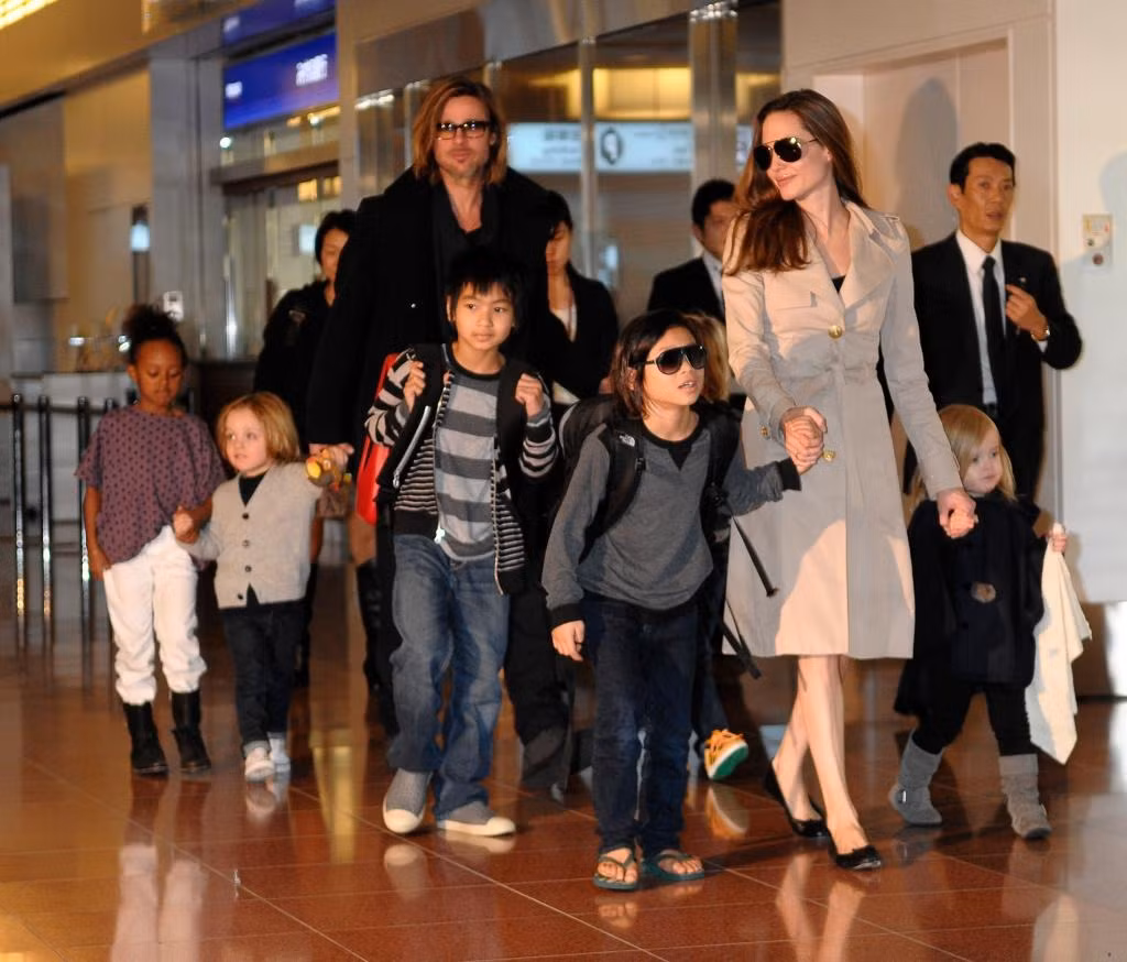Brad Pitt đặc biệt nhớ các con vào tháng 12 vì không chỉ là tháng sinh nhật anh mà còn có lễ Giáng sinh. Ảnh: Splash News. Brad Pitt đặc biệt nhớ các con vào tháng 12 vì không chỉ là tháng sinh nhật anh mà còn có lễ Giáng sinh. Ảnh: Splash News.