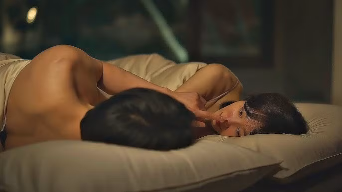 Cảnh nóng giữa Gong Yoo và Seo Hyun Jin thiên nhiều về cảm xúc hơn là gợi tình. Ảnh: Netflix.