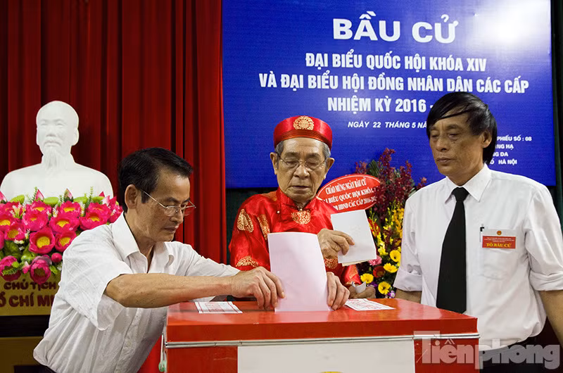 Đường phố thủ đô Hà Nội rợp cờ hoa ngày bầu cử ảnh 1