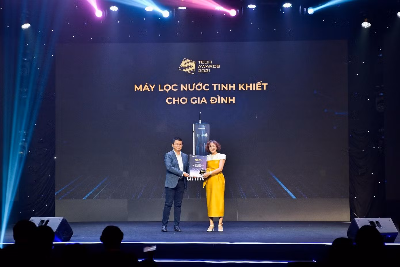 Đại diện SUNHOUSE nhận giải tại Tech Awards 2021