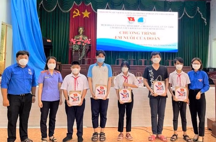 Các em học sinh có hoàn cảnh khó khăn học tập tốt được tặng quà