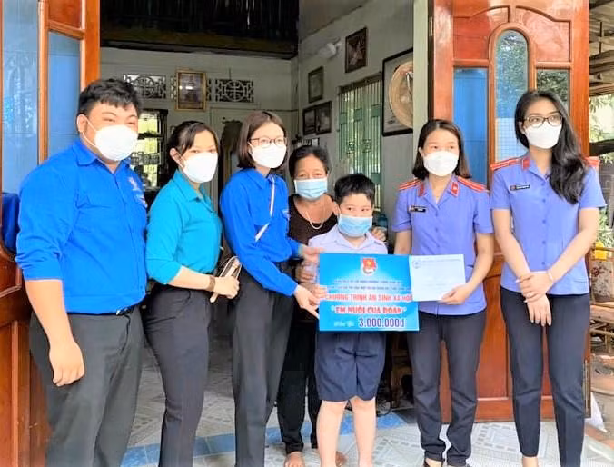 Ban tổ chức nhận nuôi 2 em học sinh có hoàn cảnh khó khăn