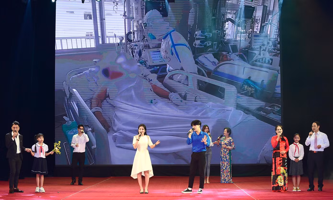 Trong chương trình còn có tiết mục văn nghệ với sự tham gia của những bệnh nhân COVID-19 được khỏi bệnh. Ảnh: Xuân Tùng