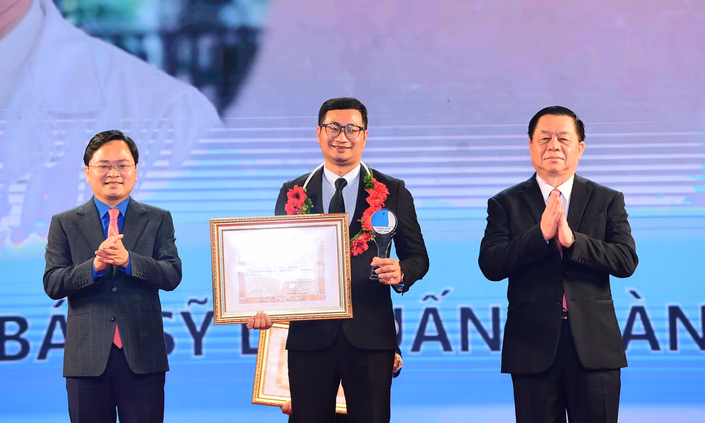 Thầy thuốc trẻ Lê Tuấn Thành, phụ trách mạng lưới thầy thuốc trẻ đồng hành nhận khen thưởng. Ảnh: Xuân Tùng